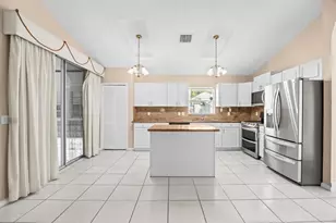 2010 Normandy Cir, West Palm Beach, FL 33409 - Photo 9