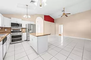 2010 Normandy Cir, West Palm Beach, FL 33409 - Photo 13