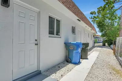 875 NE 39th St, Oakland Park, FL 33334 - Photo 11