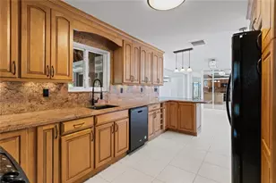 2325 NE 9th St, Pompano Beach, FL 33062 - Photo 3