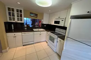 900 Colony Point Cir, Pembroke Pines, FL 33026 - Photo 3