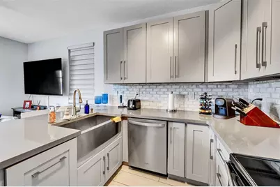 150  Jacaranda Country Club Dr, Unit #200, Plantation, FL 33324 - Photo 11