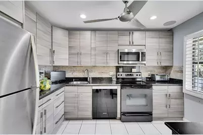 7951  Eastlake Dr, Unit #D, Boca Raton, FL 33433 - Photo 11