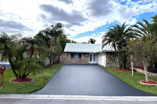 676 NW 107th Ln, Coral Springs, FL 33071 - Photo 3