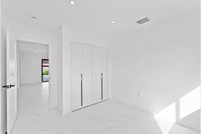 20500  Highland Lakes Blvd, Miami, FL 33179 - Photo 33