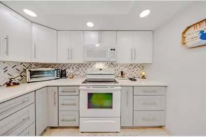 3980  Oaks Clubhouse Dr, Unit #210, Pompano Beach, FL 33069 - Photo 3