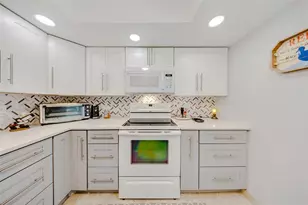 3980 Oaks Clubhouse Dr, Pompano Beach, FL 33069 - Photo 3