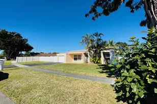 9881 NW 4th St, Pembroke Pines, FL 33024 - Photo 5