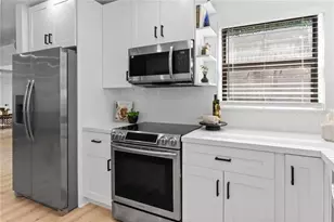 48 SE 7th St, Hollywood, FL 33004 - Photo 13