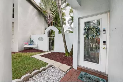 10638 NW 7th St, Pembroke Pines, FL 33026 - Photo 7