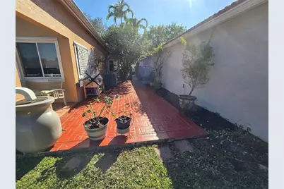 10061 NW 2nd St, Plantation, FL 33324 - Photo 9