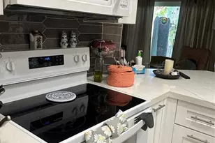 1210 NW 100th Ave, Pembroke Pines, FL 33024 - Photo 5