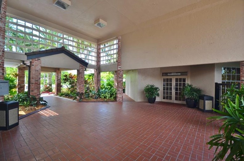 11110 Minneapolis Dr, Hollywood FL 33026-4941 exterior