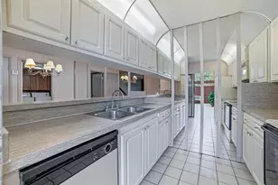 9101 SW 19th Pl, Davie, FL 33324 - Photo 9