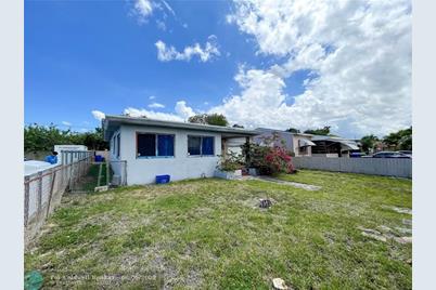 1050 NW 67th St - Photo 1