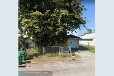 135 NW 9th Ave - Photo 1