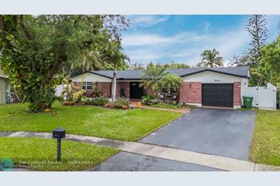 10920 NW 15th St - Photo 1