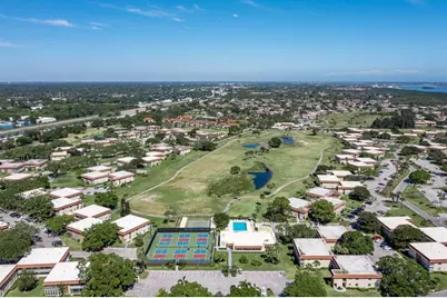 61  Woodland Dr Unit 201, Vero Beach, FL 32962 - Photo 1