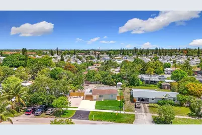 621 NE 44th St, Deerfield Beach, FL 33064 - Photo 1