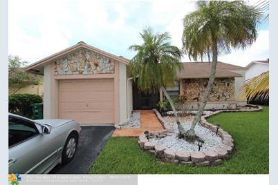 10200 NW 70th St - Photo 1