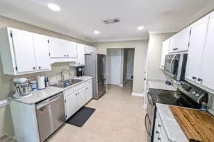 437 Bridgewater Ct, Mary Esther, FL 32569 - Photo 7