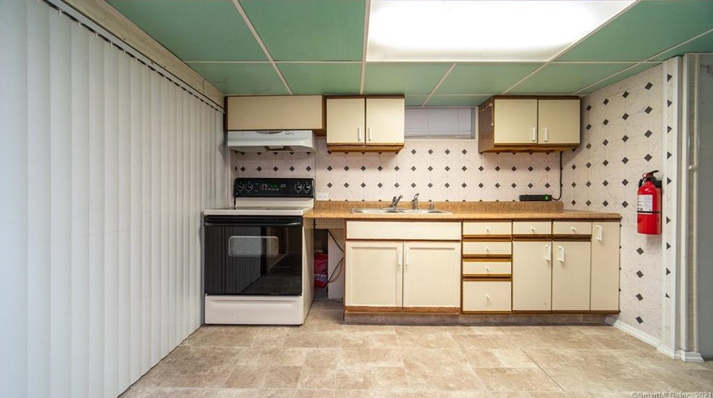 275 3 Ave, New Haven CT 06516-5404 exterior