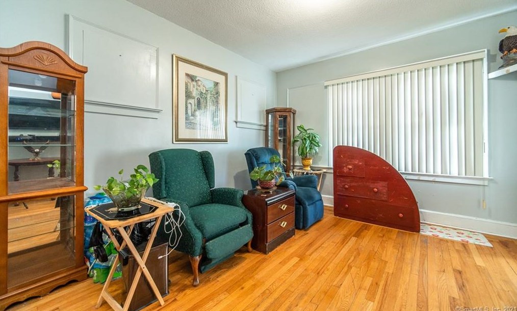 275 3 Ave, New Haven CT 06516-5404 exterior