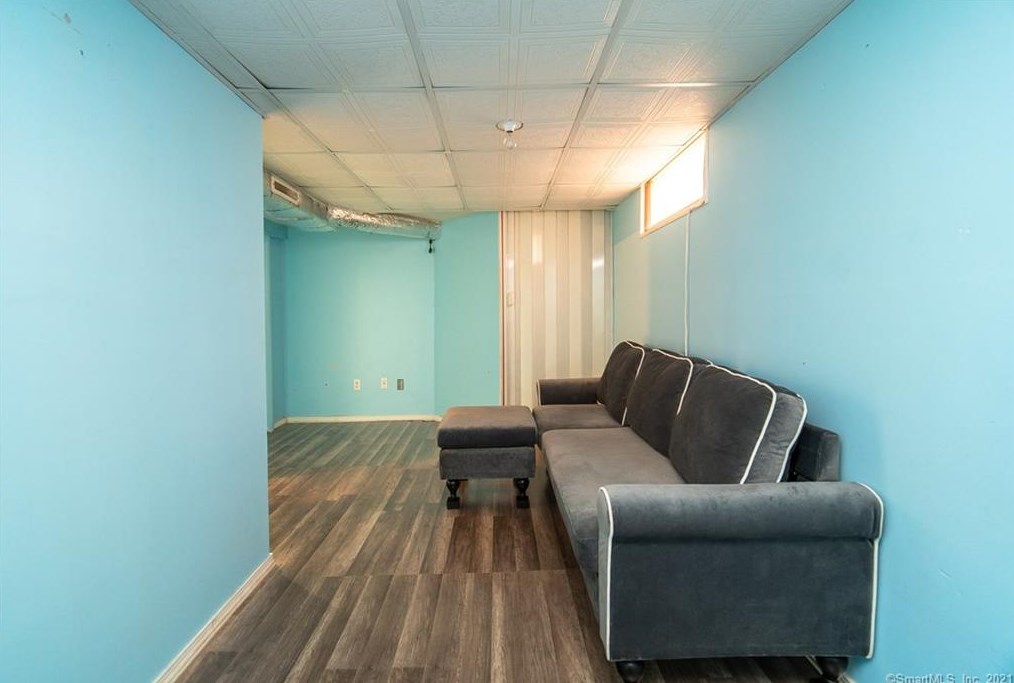 275 3 Ave, New Haven CT 06516-5404 exterior