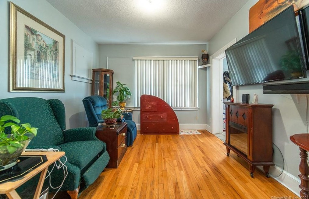 275 3 Ave, New Haven CT 06516-5404 exterior