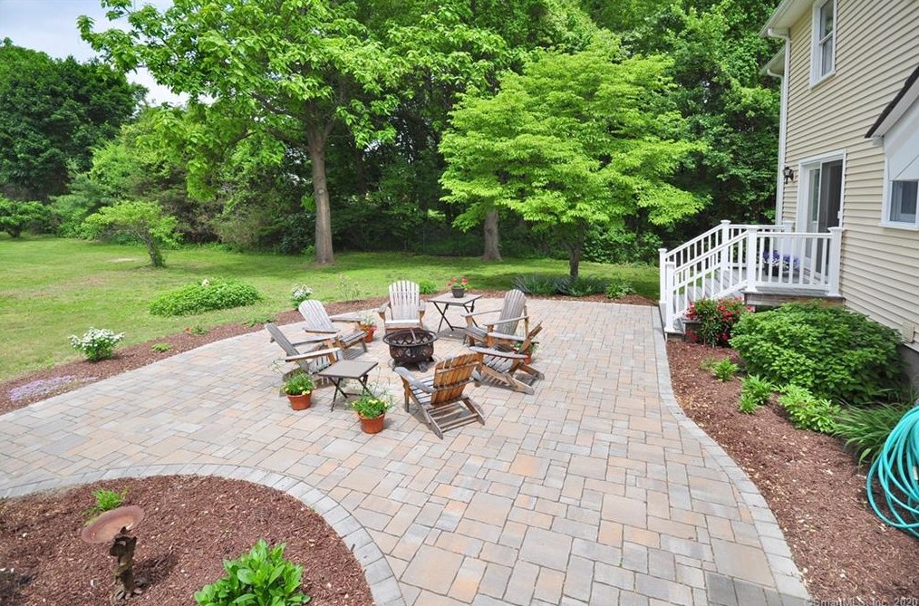 107 East St, Suffield CT  06078-1906 exterior