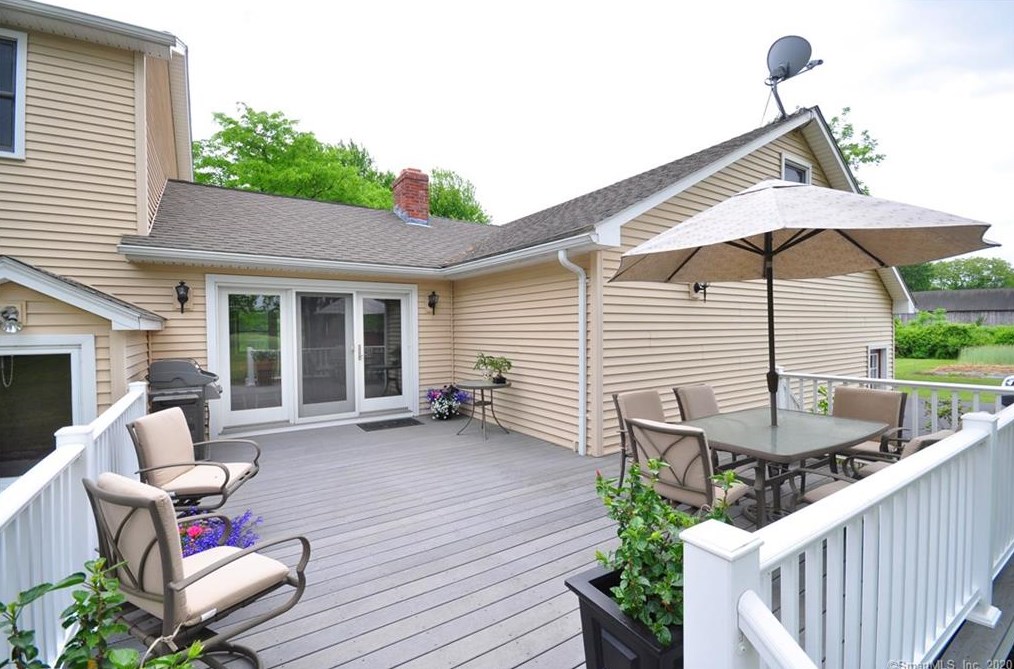 107 East St, Suffield CT  06078-1906 exterior