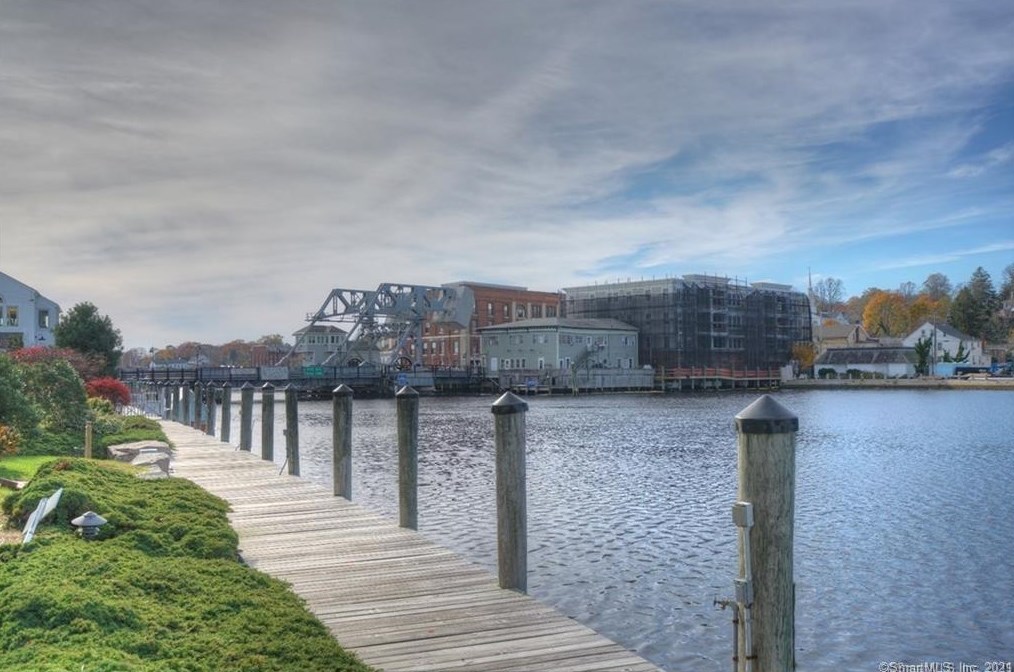 5 Holmes St, Mystic CT  06355-2628 exterior