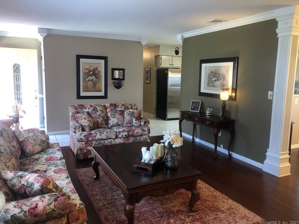 12 Botte Dr, New Haven CT 06516-6241 exterior