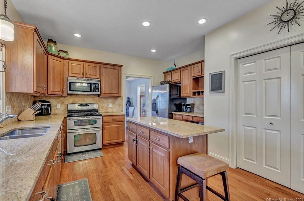 16 Morningview Ct, New Haven CT 06518-1777 exterior