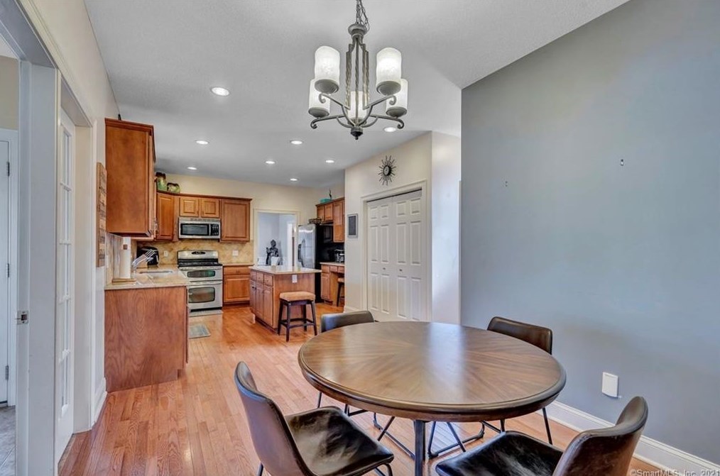 16 Morningview Ct, New Haven CT 06518-1777 exterior