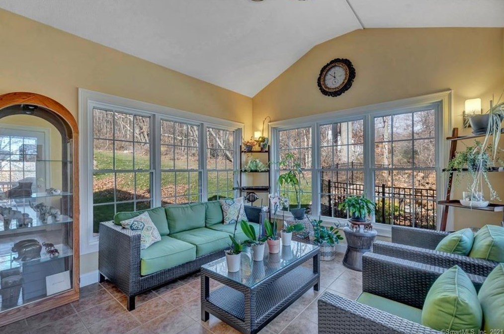 16 Morningview Ct, New Haven CT 06518-1777 exterior