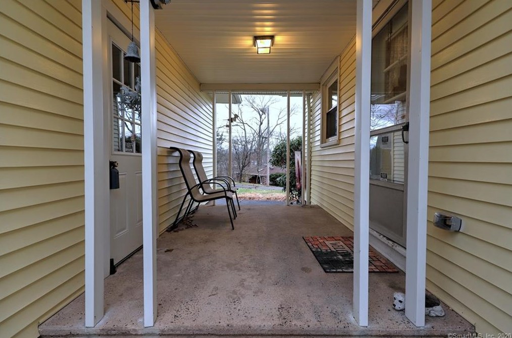 82 Lk Ave, New Haven CT 06516-4814 exterior