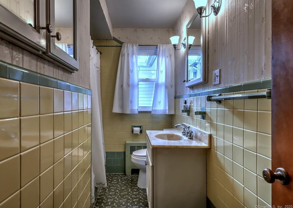 82 Lk Ave, New Haven CT 06516-4814 exterior