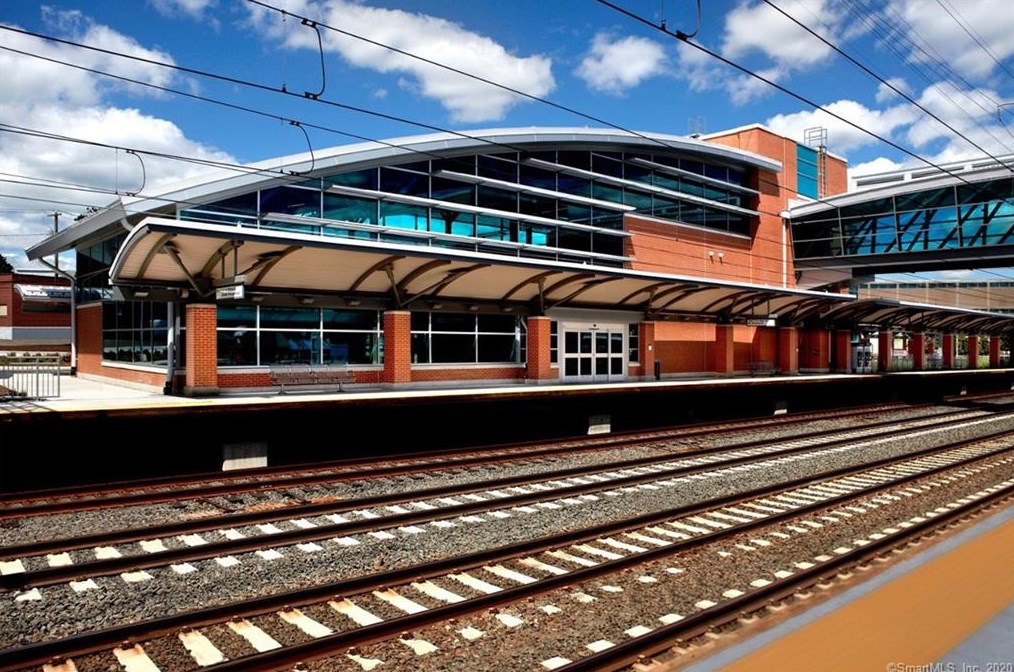 82 Lk Ave, New Haven CT 06516-4814 exterior