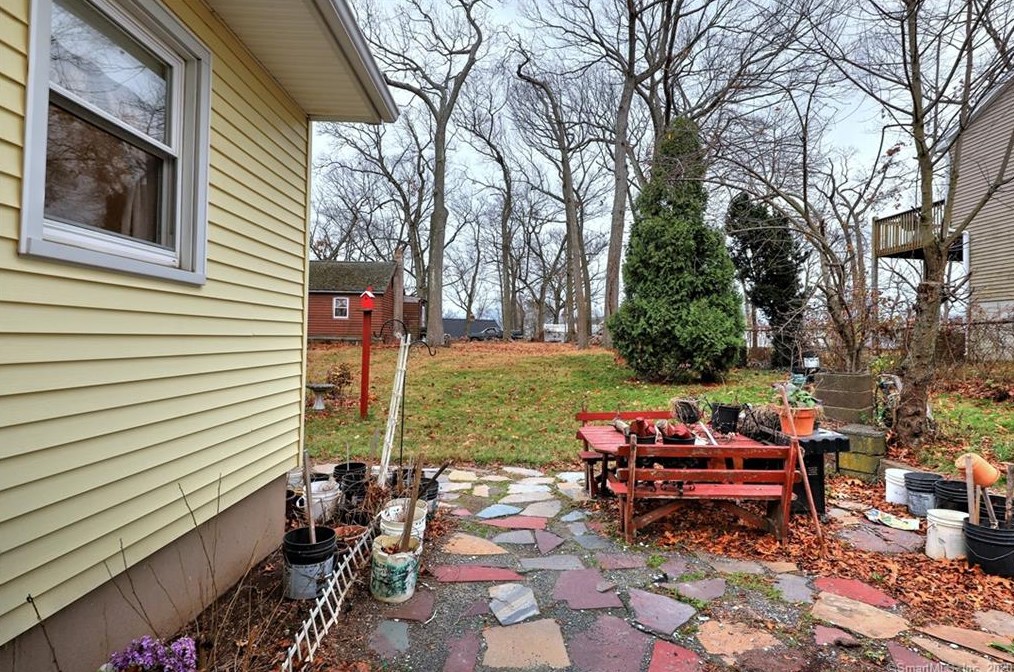 82 Lk Ave, New Haven CT 06516-4814 exterior