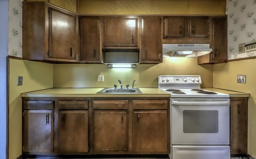 82 Lk Ave, New Haven CT 06516-4814 exterior