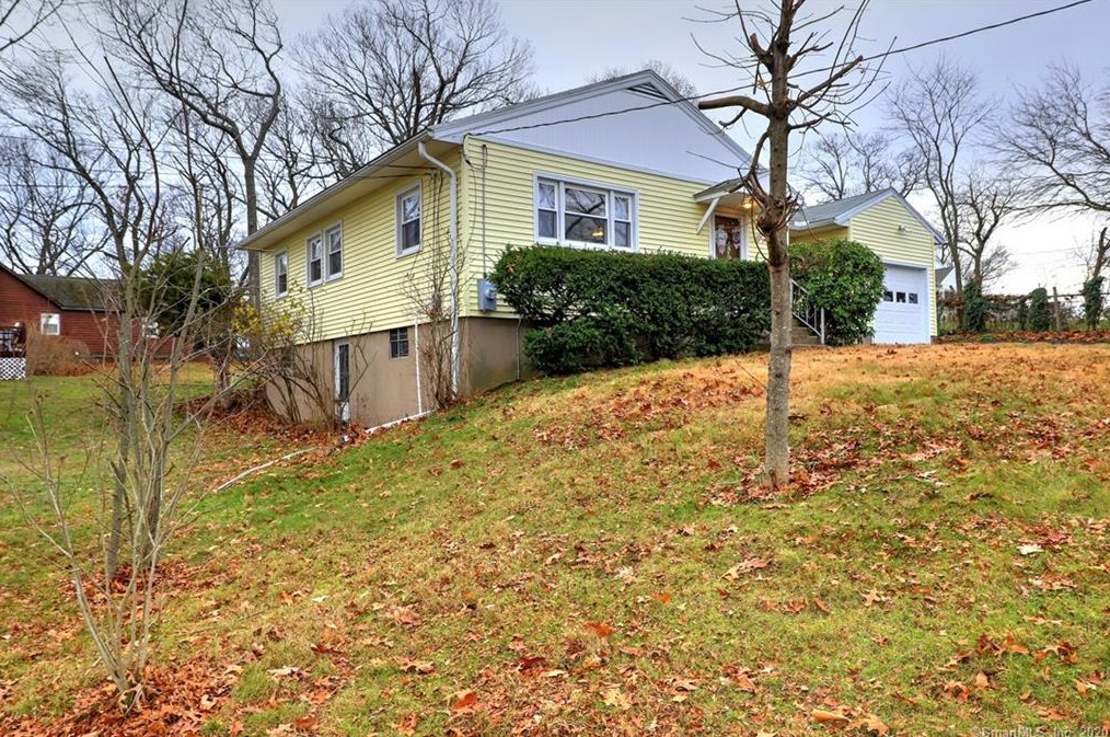 82 Lk Ave, New Haven CT 06516-4814 exterior