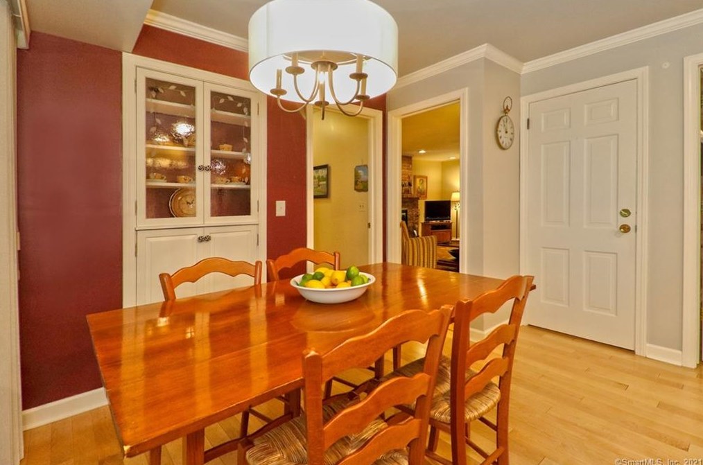 106 Peck Hl Rd, New Haven CT 06525-1334 exterior