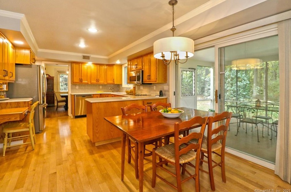 106 Peck Hl Rd, New Haven CT 06525-1334 exterior