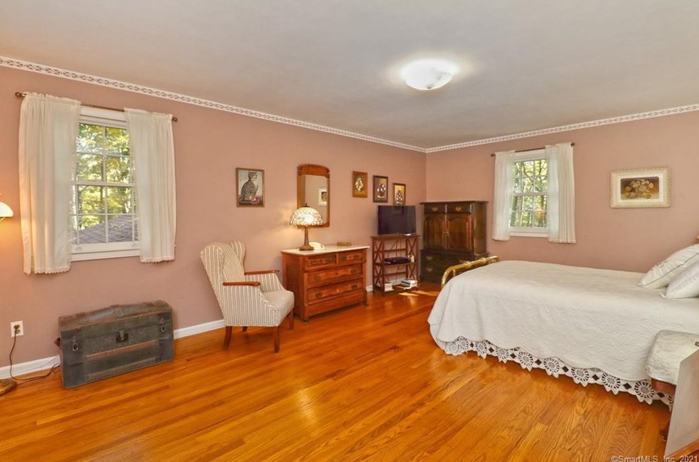 106 Peck Hl Rd, New Haven CT 06525-1334 exterior