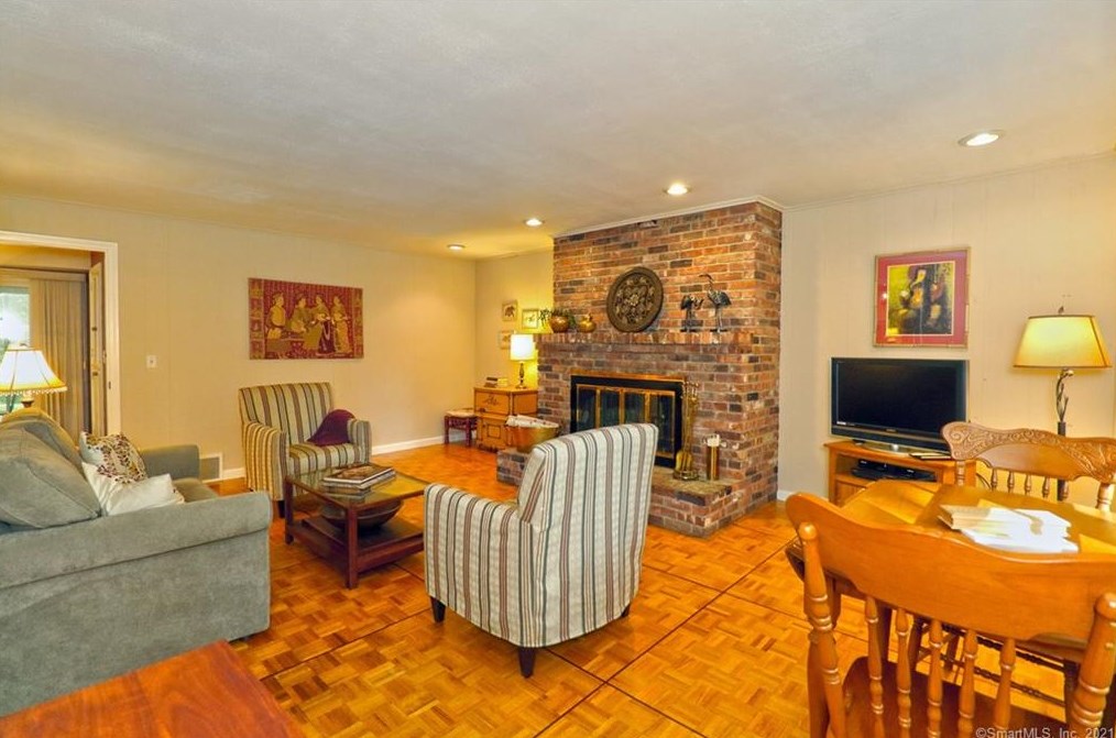 106 Peck Hl Rd, New Haven CT 06525-1334 exterior