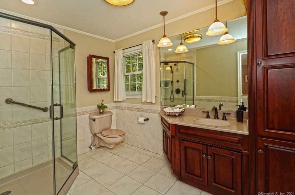 106 Peck Hl Rd, New Haven CT 06525-1334 exterior