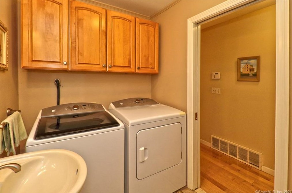 106 Peck Hl Rd, New Haven CT 06525-1334 exterior