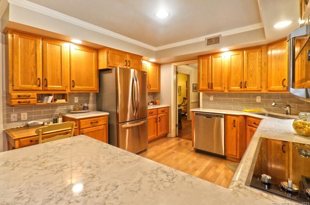 106 Peck Hl Rd, New Haven CT 06525-1334 exterior