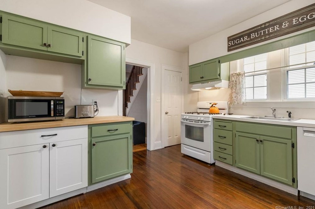 121 Central Ave, New Haven CT 06516-6731 exterior